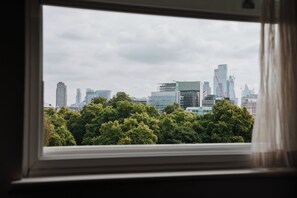 Egyptian cotton sheets, premium bedding, desk, laptop workspace - Club Quarters Hotel Covent Garden Holborn (London)