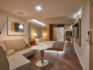 Egyptian cotton sheets, premium bedding, desk, laptop workspace - Club Quarters Hotel Covent Garden Holborn (London)