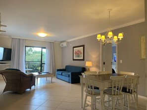 套房, 熱水浴缸 | 起居區 | 32-吋 LCD 液晶電視、有線頻道、電視、Netflix