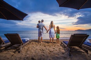 Di pantai, kerusi lepak pantai, payung, tuala pantai