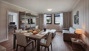 Presidential Suite, Hot Tub | Egyptian cotton sheets, premium bedding, minibar, in-room safe