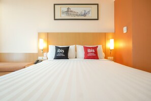 In-room safe, desk, blackout curtains, iron/ironing board - ibis Bandung Trans Studio (Bandung)