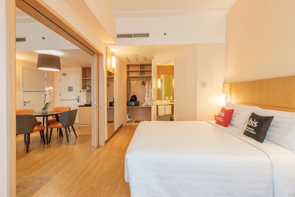 In-room safe, desk, blackout curtains, iron/ironing board - ibis Bandung Trans Studio (Bandung)