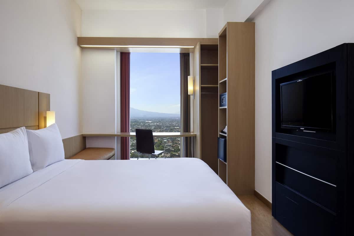 standard room, 1 queen bed | in-room safe, desk, blackout curtains, iron/ironing board