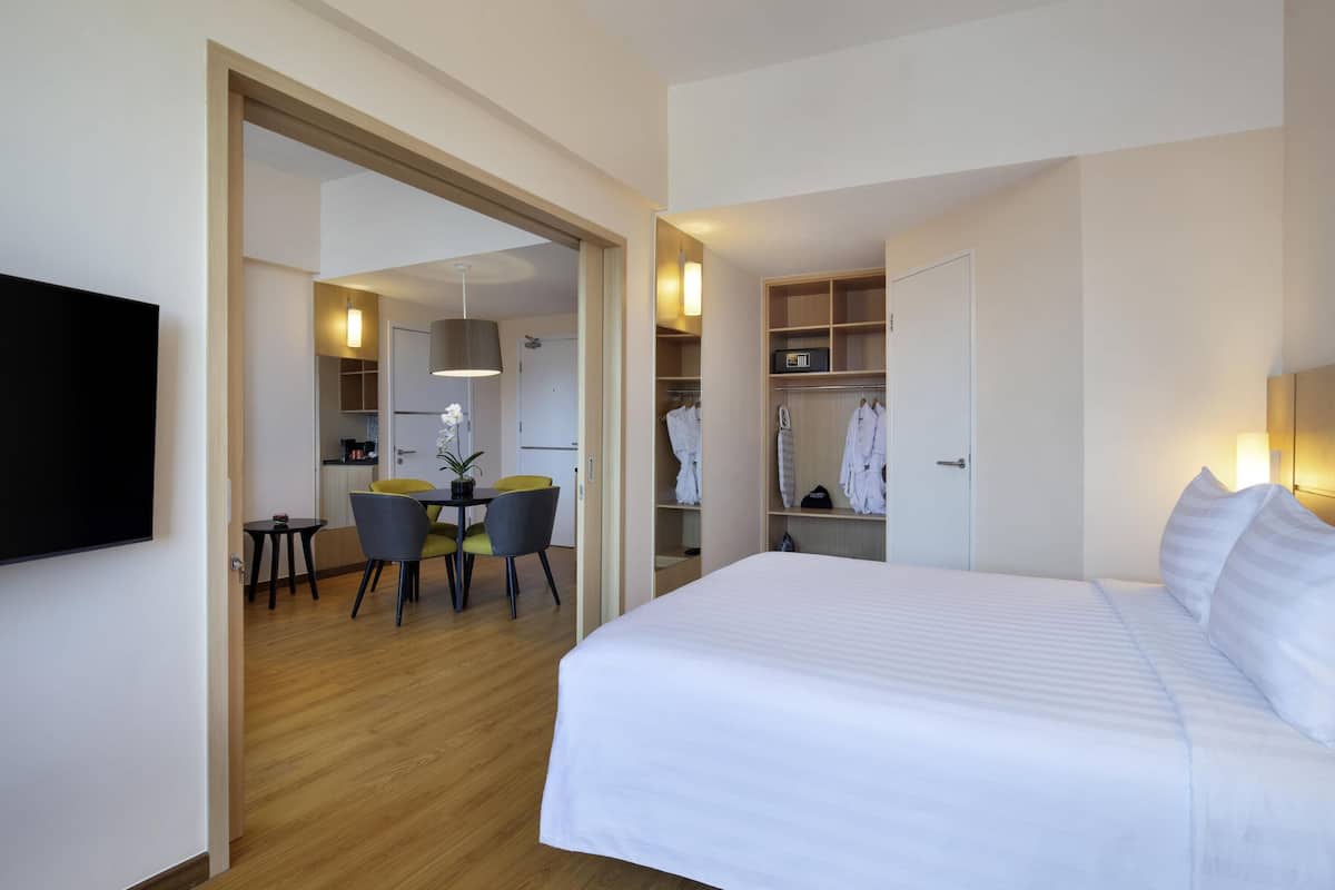 Executive Room, 1 Queen Bed | In-room safe, desk, blackout drapes, iron/ironing board