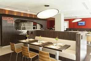 S'hi serveixen esmorzars, dinars i sopars 