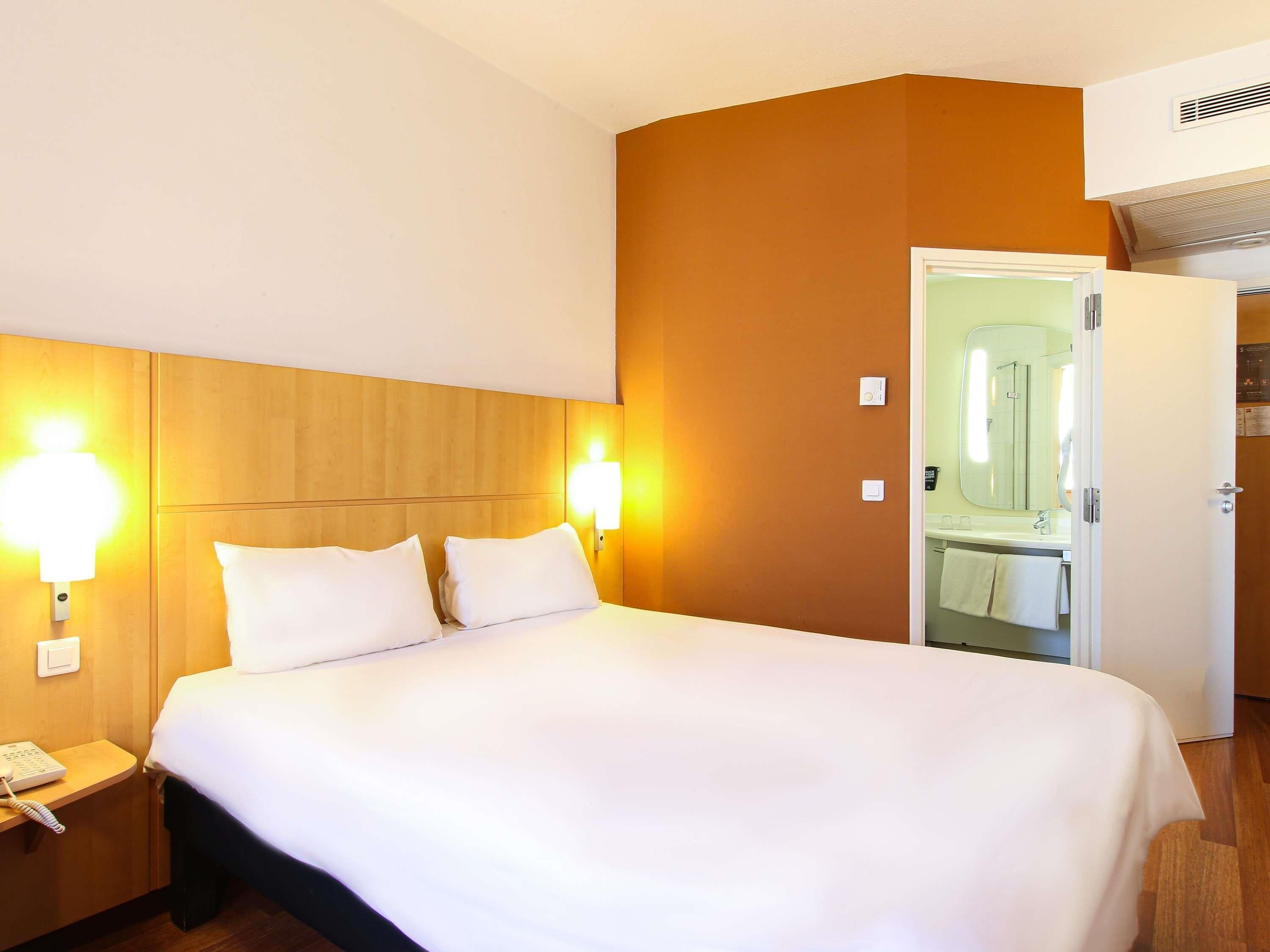 Premium bedding, in-room safe, desk, blackout curtains