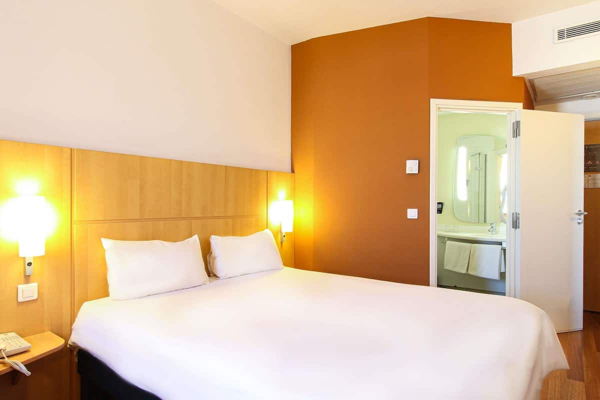 Double Room, queen size bed | Seprai premium, brankas, meja kerja, dan tirai kedap cahaya
