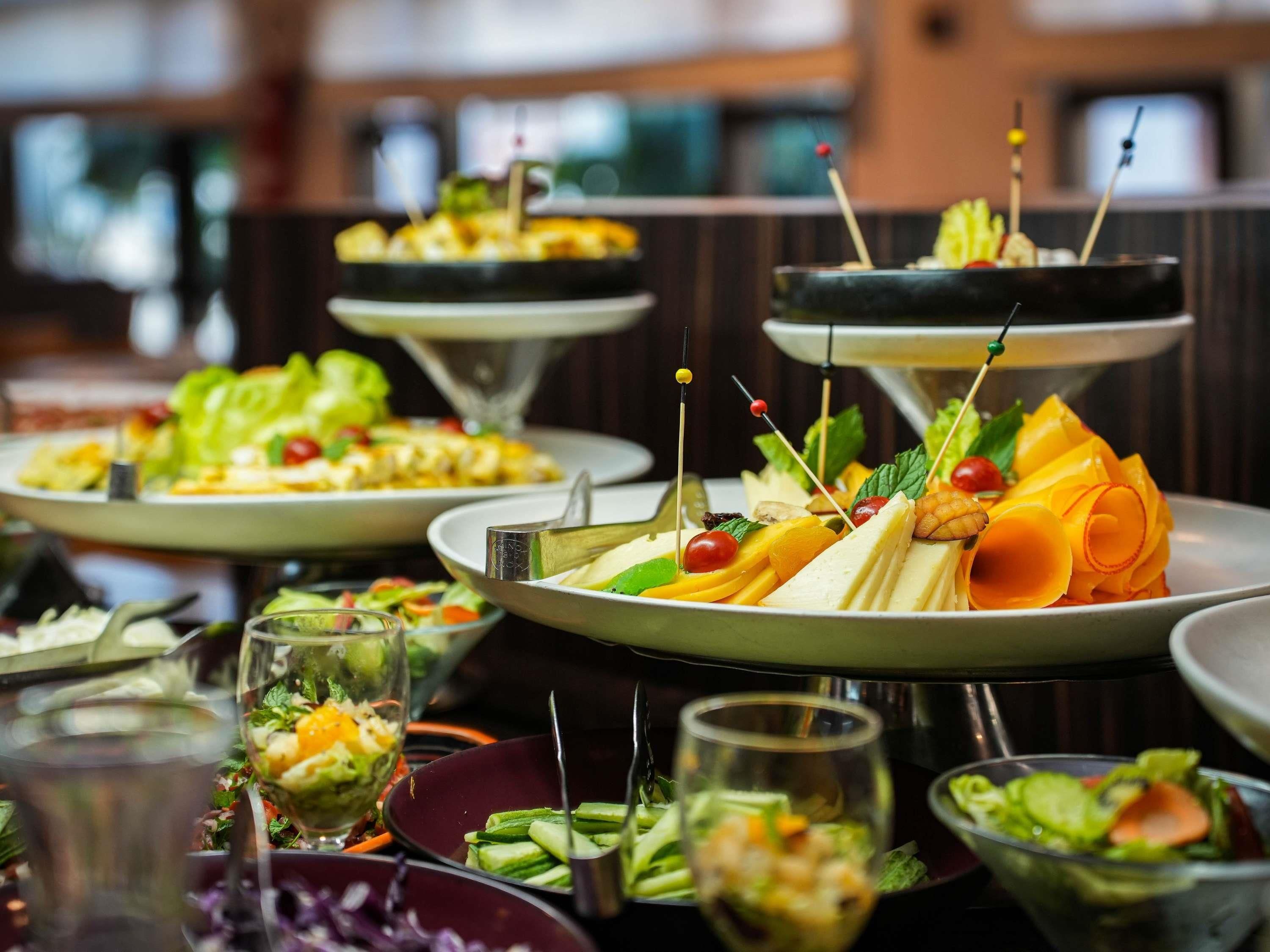 Un buffet proposant une variété de plats et de boissons.