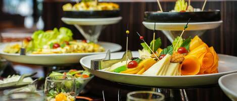 Um buffet com diversos pratos e bebidas.