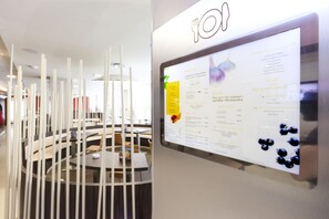供應早餐、午餐及晚餐