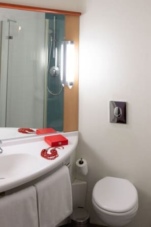 Double Room, queen size bed | Baño | Regadera, amenidades de baño ecológicas, secadora de cabello, toallas 