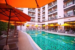 Piscine extérieure, chaises longues