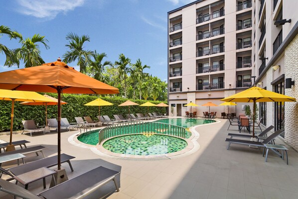 Piscine extérieure, chaises longues