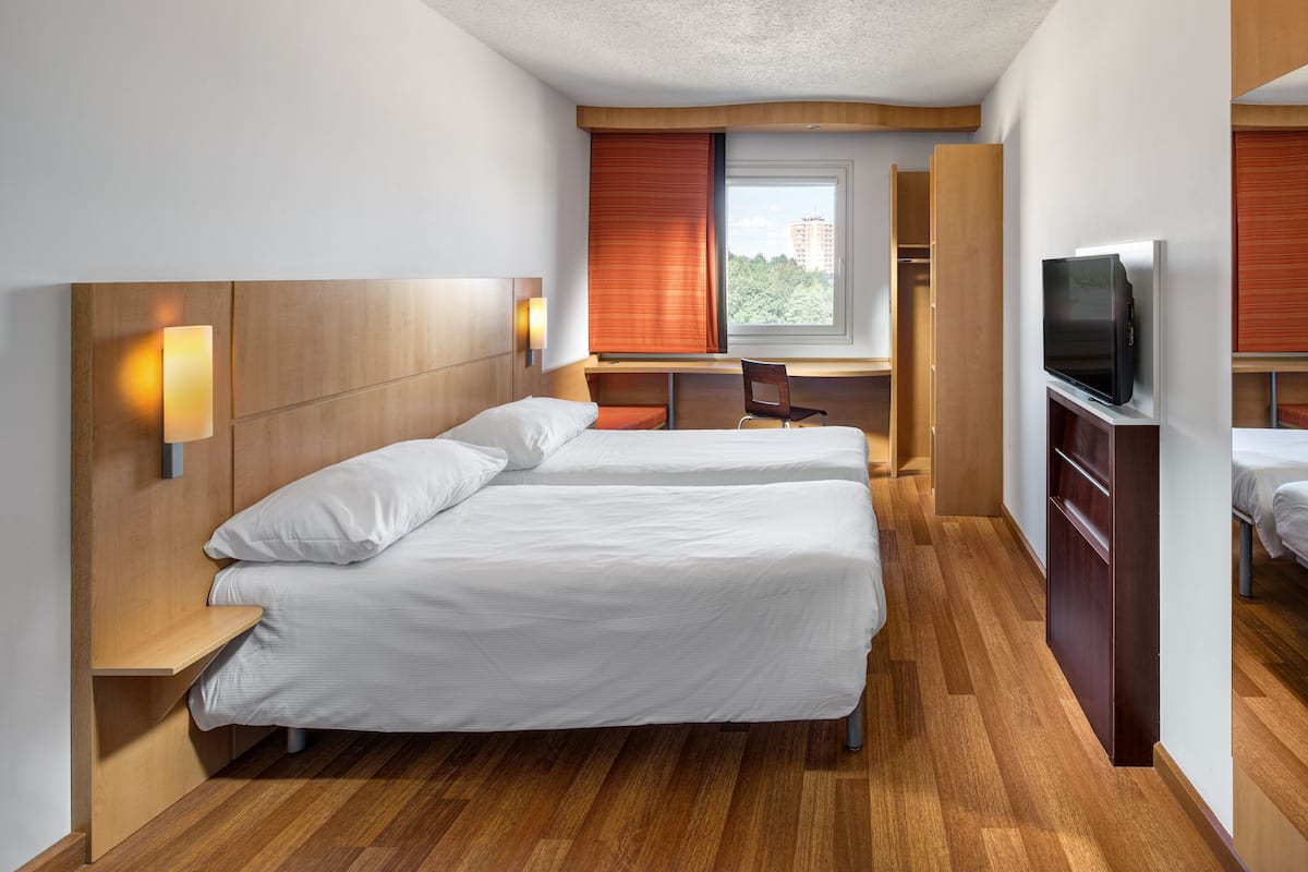 Habitación, 3 camas individuales, para no fumadores | Camas Select Comfort, escritorio, insonorización y cunas gratuitas