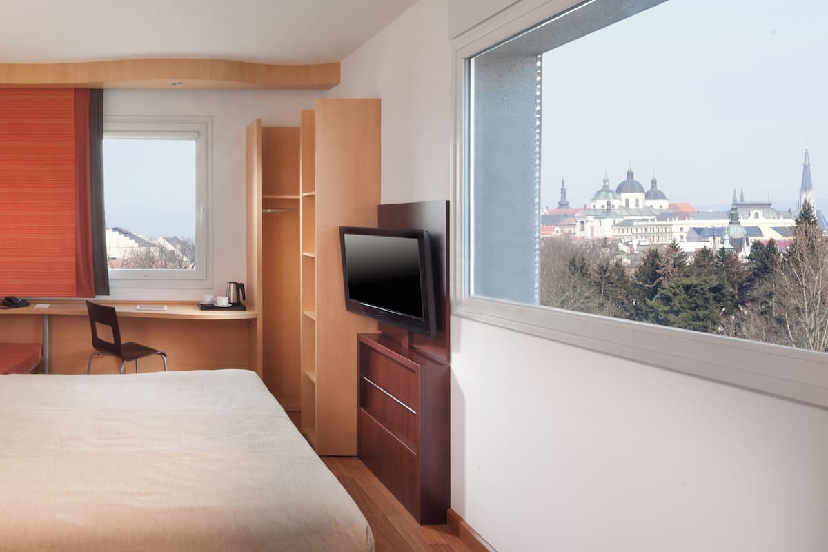 Select Comfort beds, desk, soundproofing, free cribs/infant beds