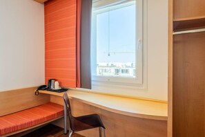 Standardværelse - 1 queensize-seng - ikke-ryger | Select Comfort-senge, skrivebord, lydisolering, gratis baby-/barnesenge