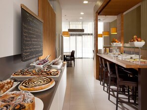 Free daily continental breakfast  - Comfort Hotel Olomouc Centre (Olomouc)
