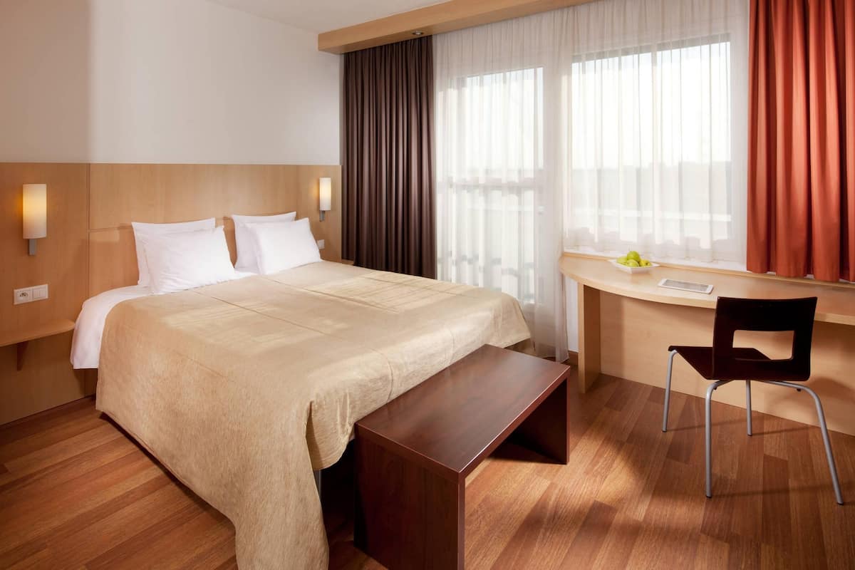 Superior Room, 1 Queen Bed with Sofa bed, Non Smoking | Select Comfort beds, desk, soundproofing, free cribs/infant beds