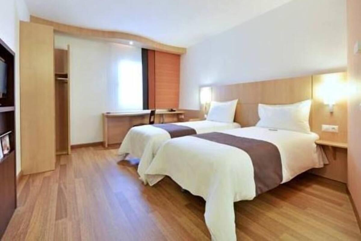 Select Comfort beds, desk, soundproofing, free cots/infant beds