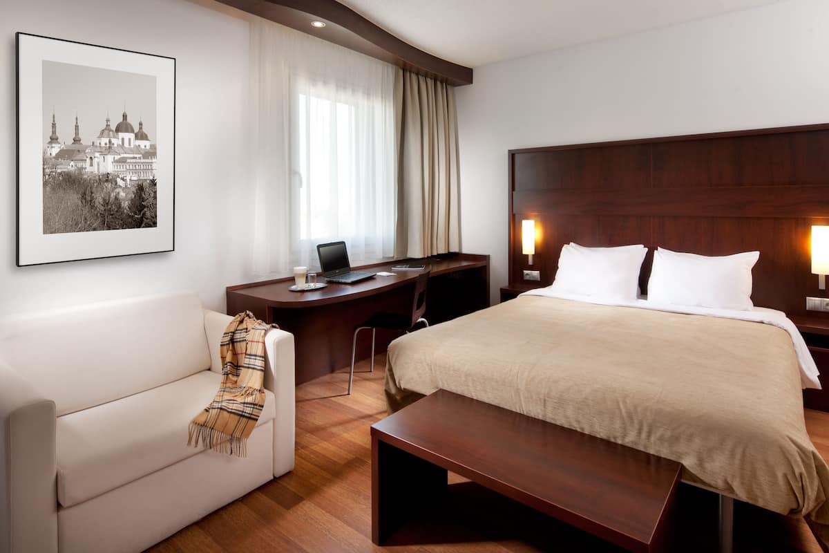 Habitación Deluxe, 1 cama de matrimonio con sofá cama, no fumadores, balcón | Colchones Select Comfort, escritorio, sistema de insonorización