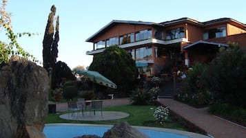 Vista frontal de la propiedad