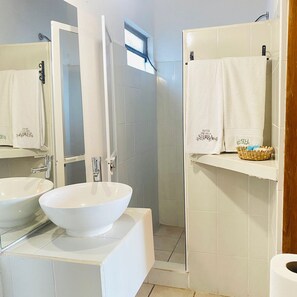 Ducha, artículos de tocador gratuitos, secador de pelo, toallas