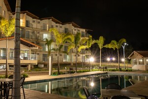 室外游泳池，日光浴躺椅