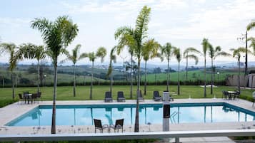 Piscina all'aperto, lettini