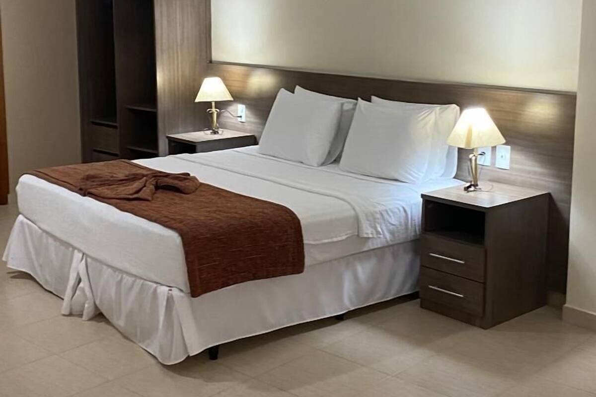 ميني بار ومكتب ومساحة عمل للكمبيوتر المحمول وستائر تعتيم