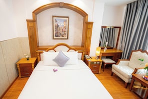 Deluxe City View | Minibar, in-room safe, desk, iron/ironing board