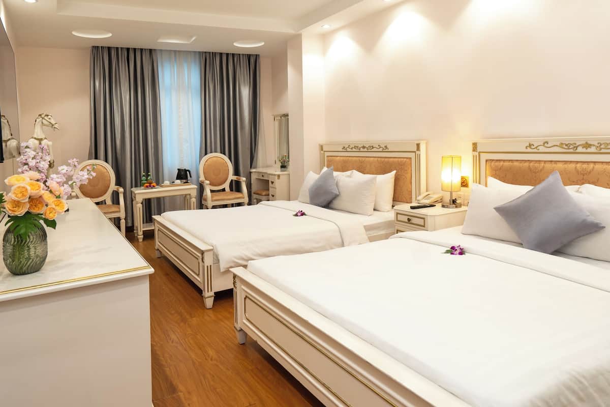 Suite familiar, vista a la ciudad | Minibar, caja de seguridad en la habitación y escritorio