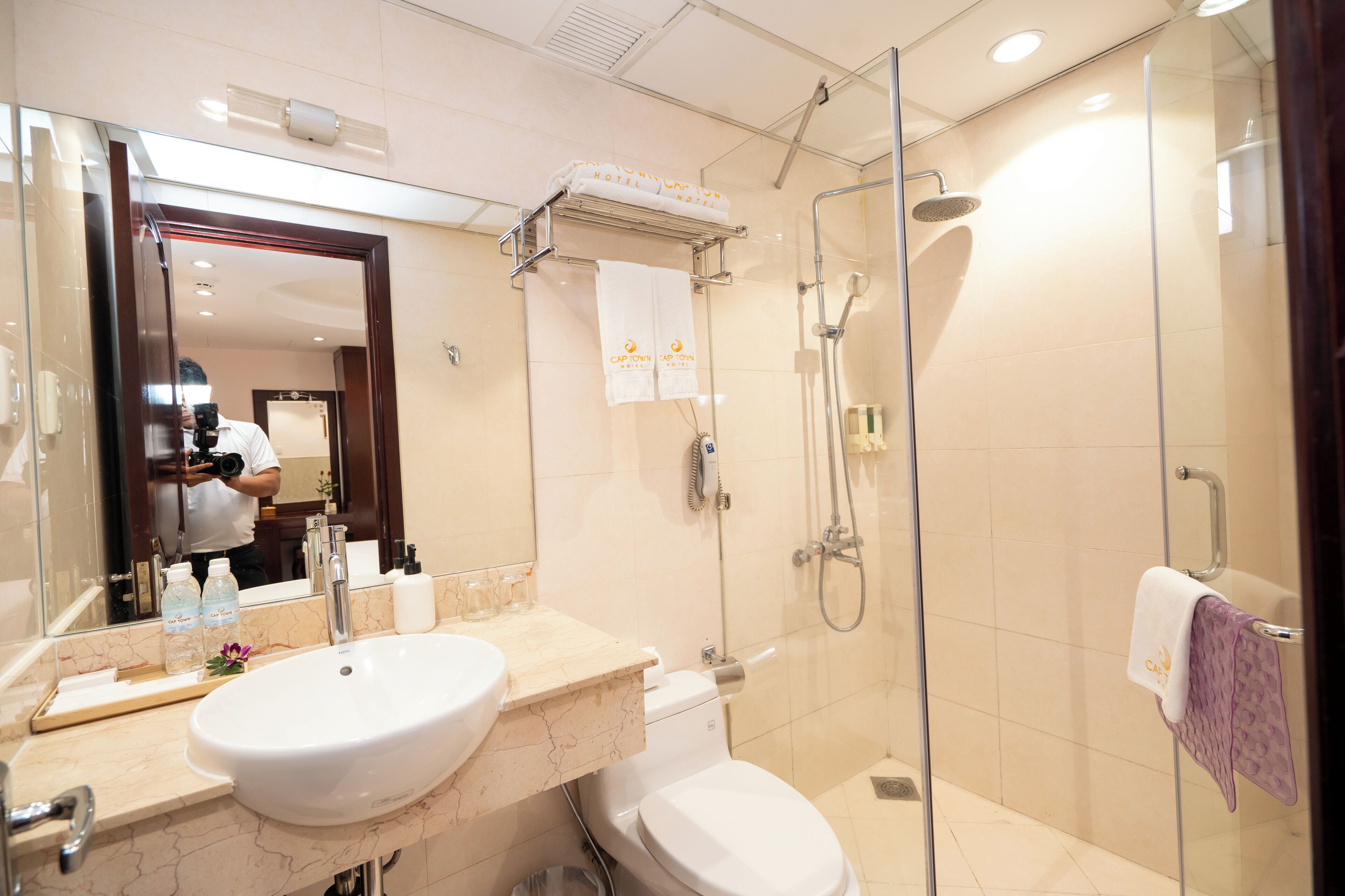 superior double room | bathroom | free toiletries, hair dryer, bathrobes, towels