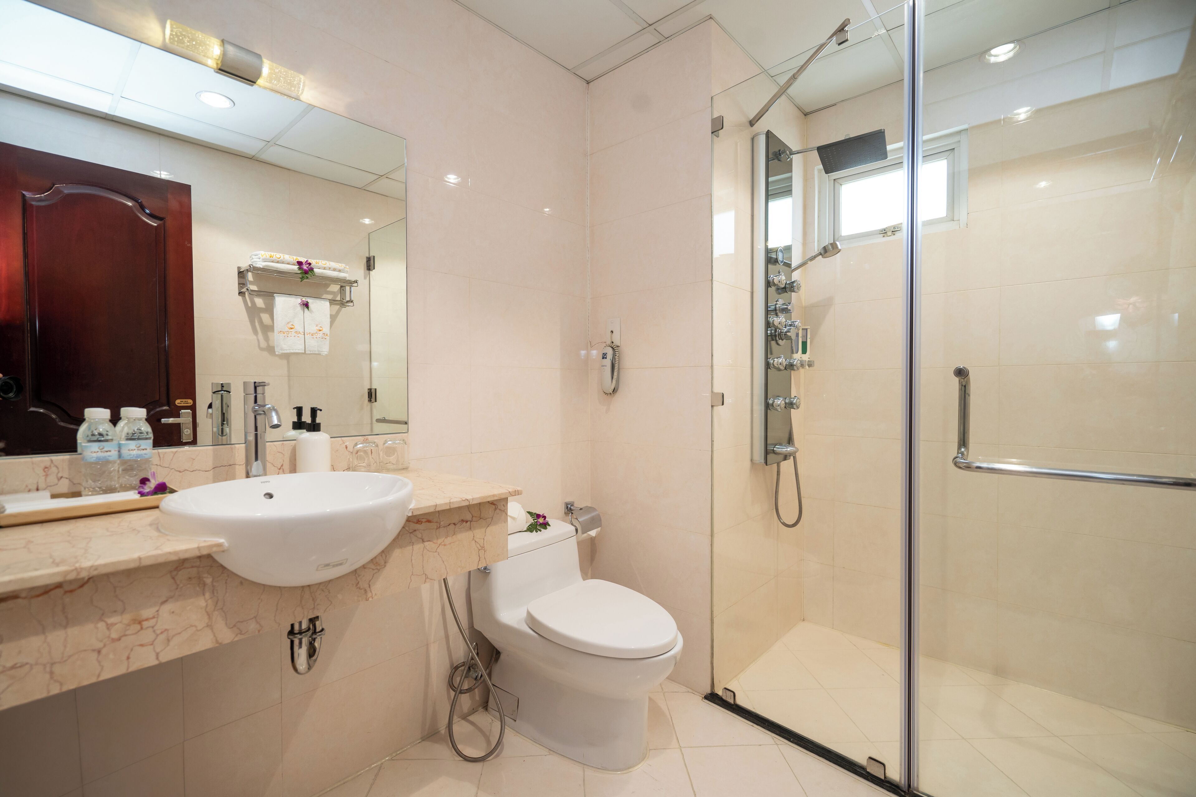 deluxe city view | bathroom | free toiletries, hair dryer, bathrobes, towels