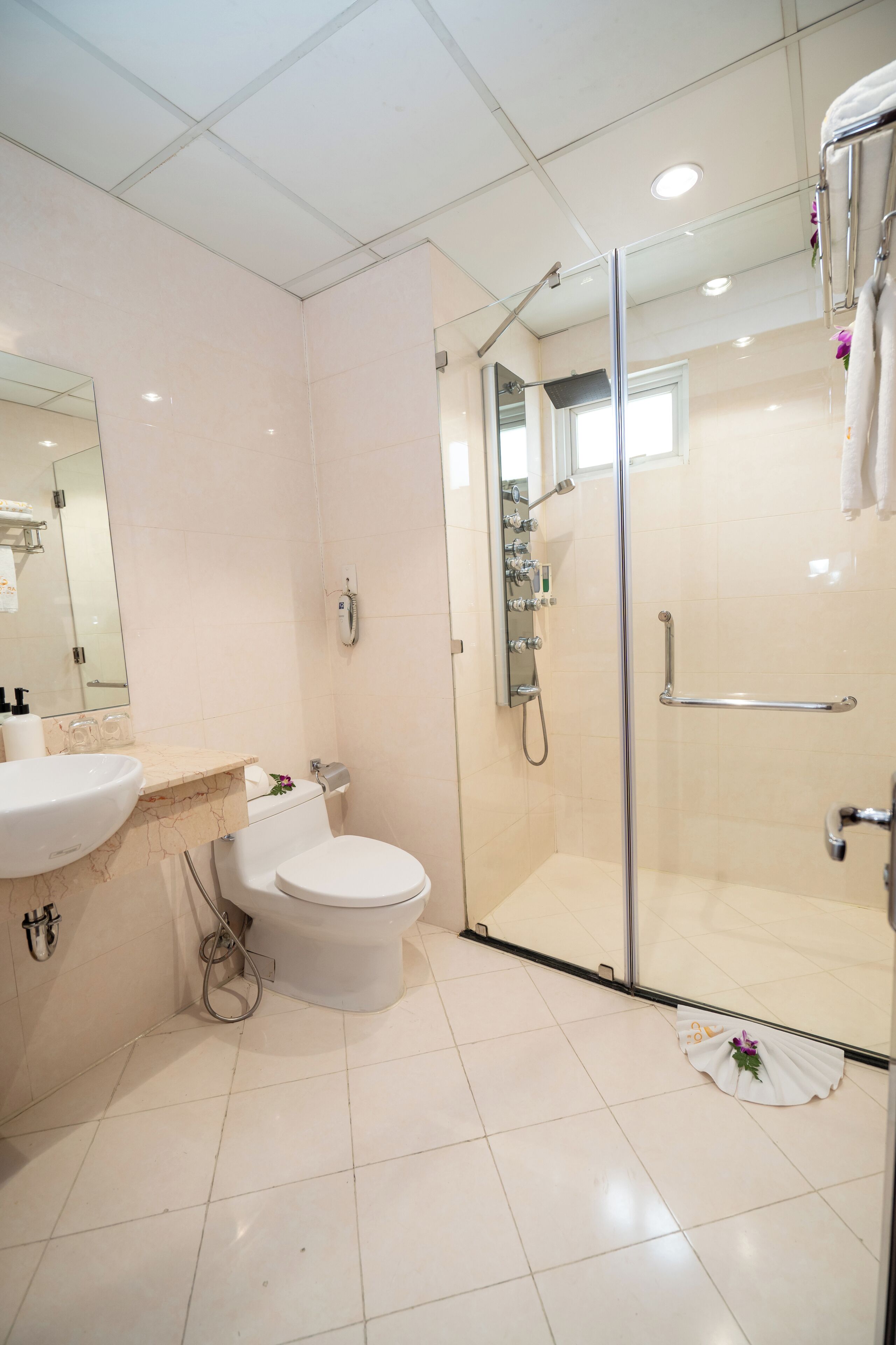 deluxe city view | bathroom | free toiletries, hair dryer, bathrobes, towels