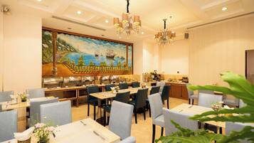 Petit déjeuner buffet servi tous les jours en supplément