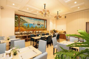 每日供應自助早餐 (費用另計)