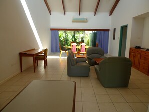 Télévision à écran plat de 50 cm avec chaînes par câble, télévision