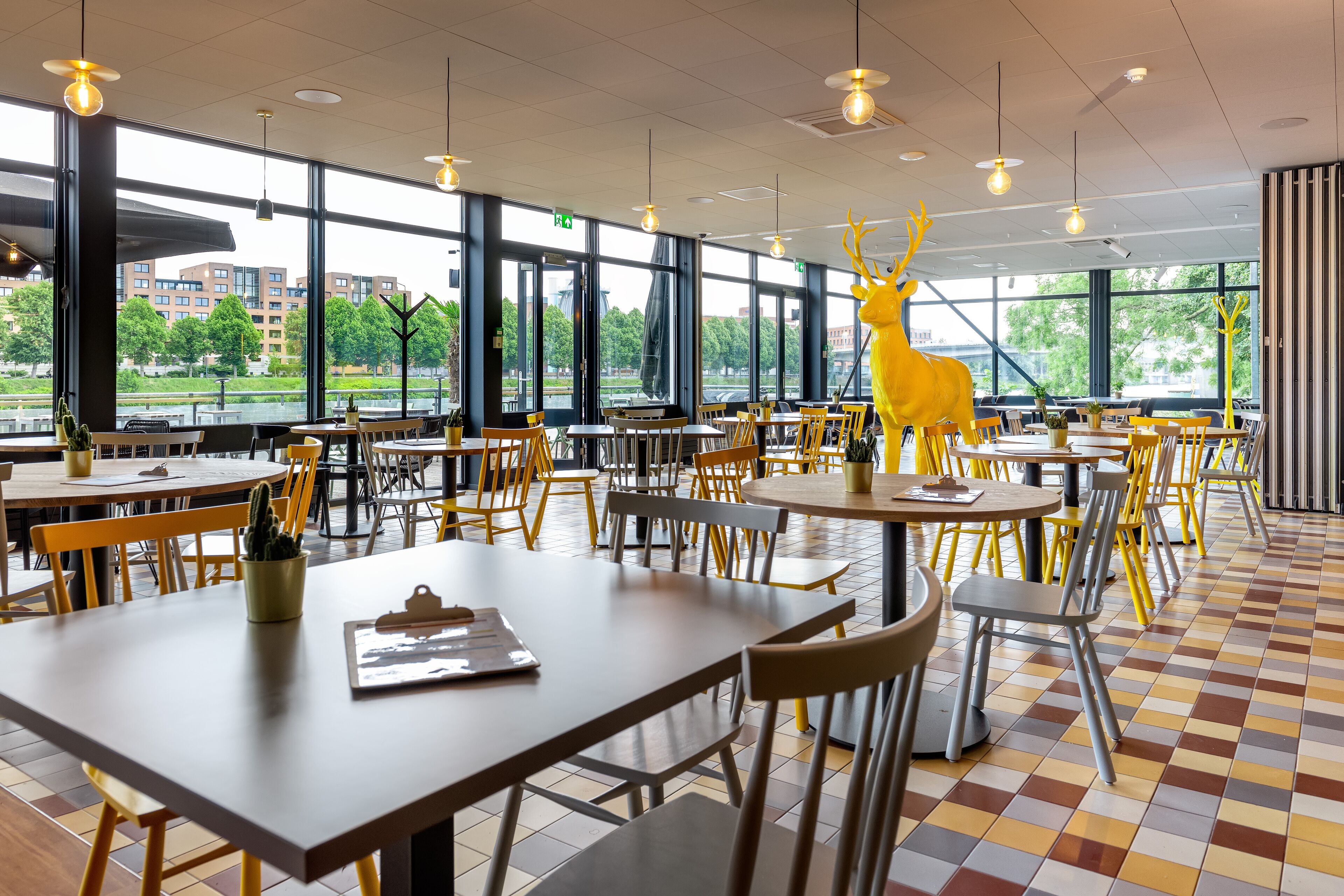 Sarapan dan makan malam dihidangkan 