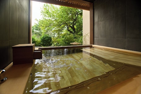 Minibar con artículos gratuitos y caja de seguridad en la habitación . Jinya Ryokan