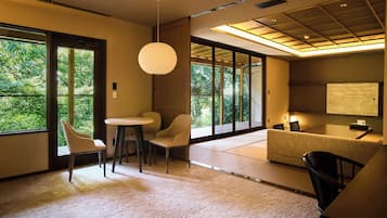 Japanese-Western style Two Bedroom with Private Bathroom Non Smoking | ミニバー (無料)、セーフティボックス (室内)、アイロン / アイロン台、WiFi (無料)