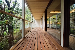 Minibar con artículos gratuitos y caja de seguridad en la habitación