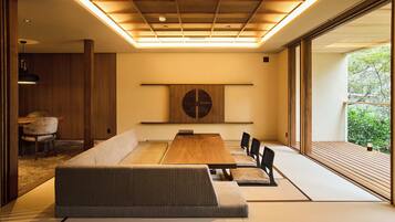 Perhehuone, 2 makuuhuonetta, tupakointi kielletty (JP Western style, Private bathroom) | Ilmaiset minibaarituotteet, tallelokero huoneessa, silitysrauta/-lauta