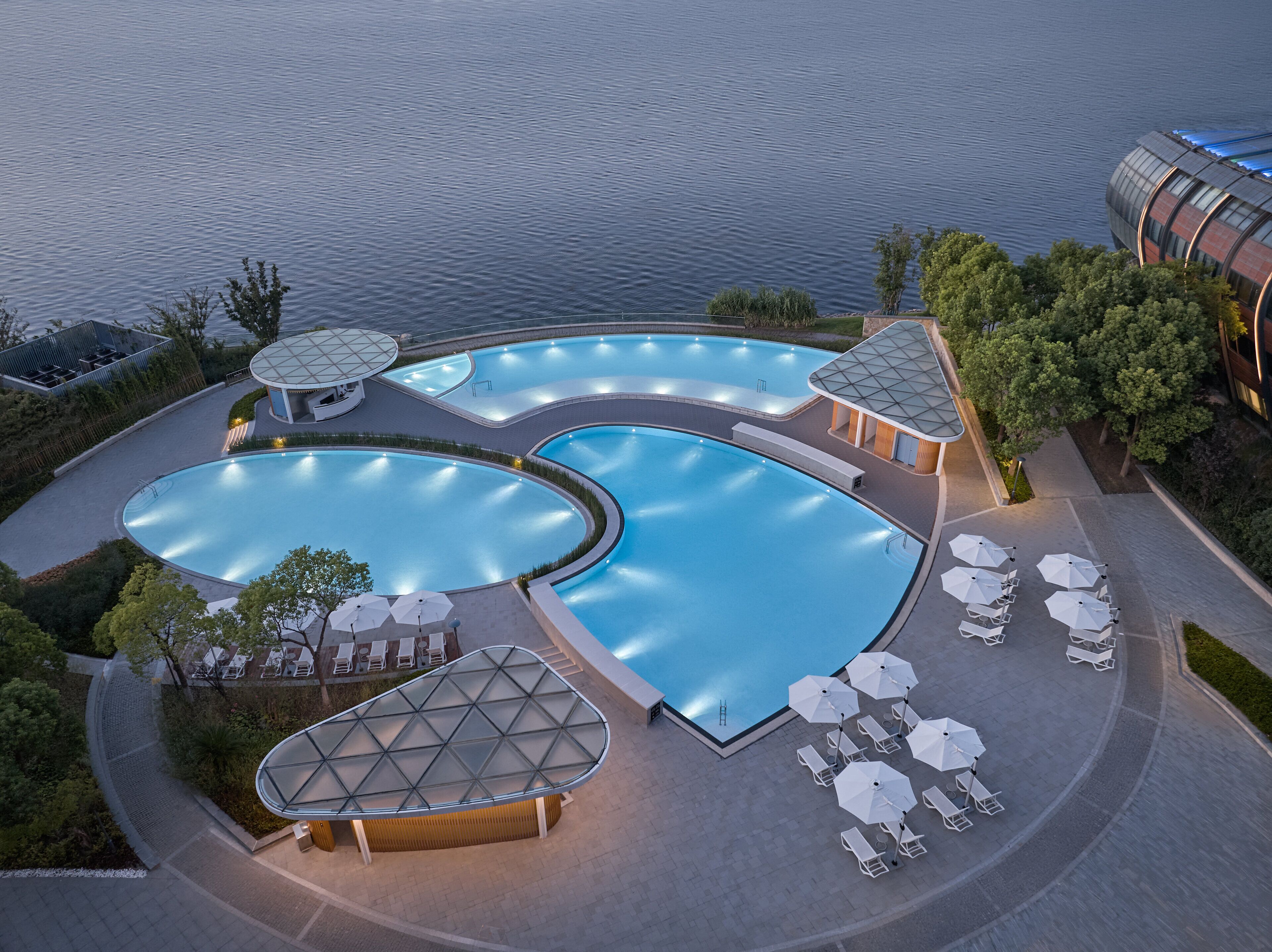 Piscine couverte, piscine extérieure