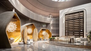 Un interior moderno con una zona de estar central, una gran estantería y un tragaluz.