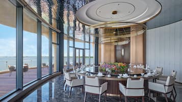 4 restaurantes, se sirve desayuno