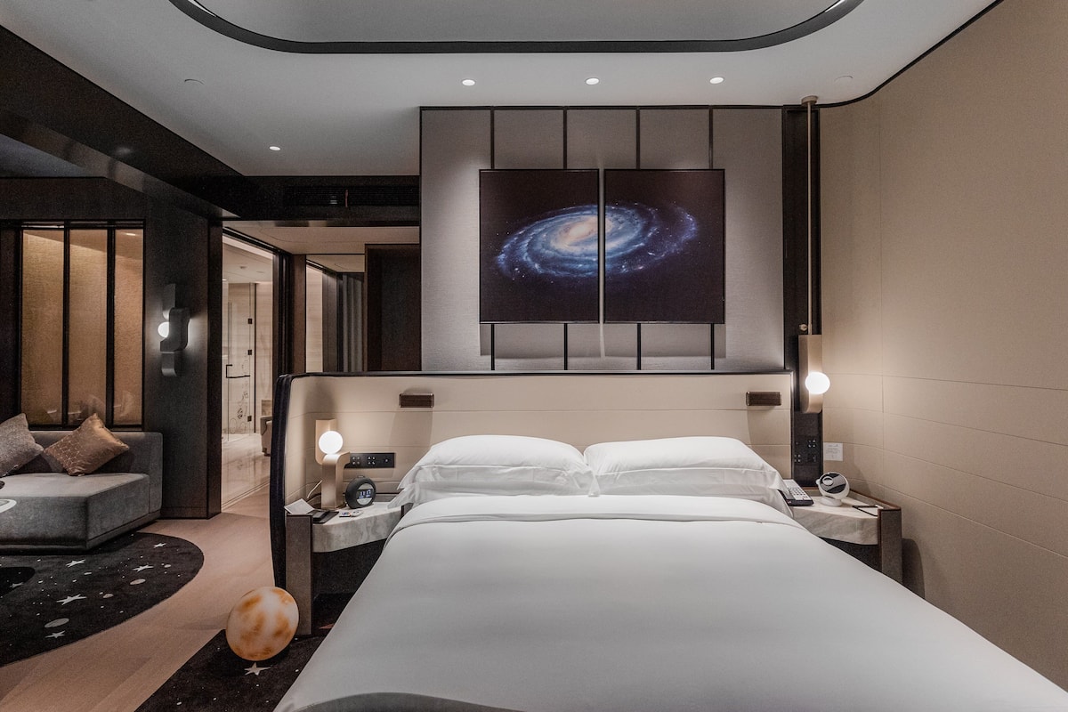 1 bedroom, premium bedding, minibar, in-room safe