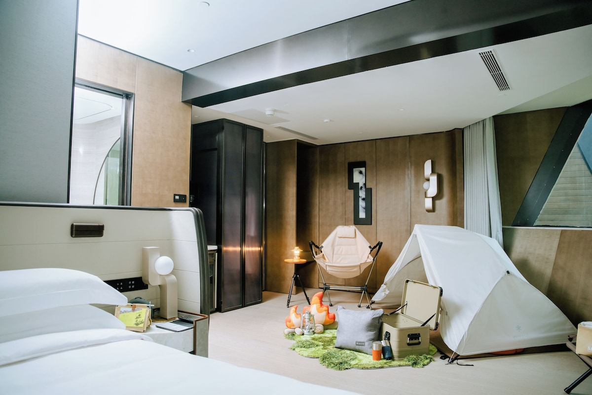 Chambre Premium, 1 très grand lit, balcon (Camping Theme)