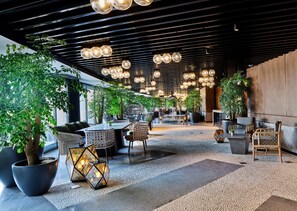 4 restaurantes, se sirve desayuno 