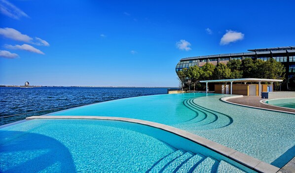 Una piscina techada, una piscina al aire libre